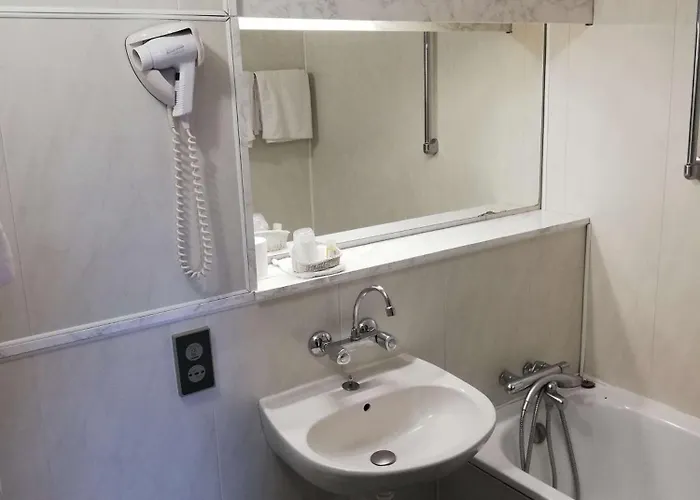 Brit Vallee Du Lot Hotel